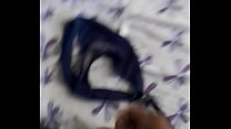 Чернокожая толстушка с квадратными ногтями мастурбирует на кроватке