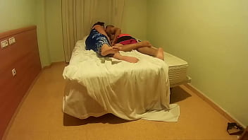 Юноша трахает татуированную куколку с багровыми волосиками на кровати